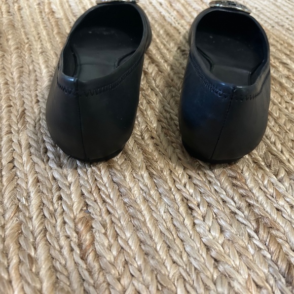 TORY BURCH WOMEN'S BLACK LEATHER LOGO BALLET FLATS SHOES 9 - Picture 6 of 11